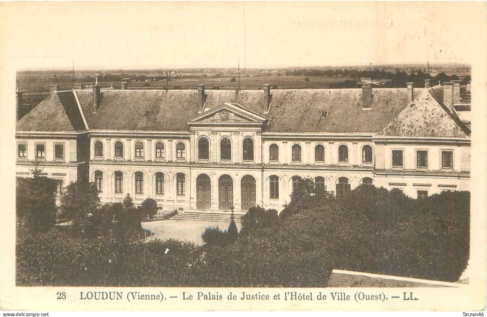 27.04.2024 - C - 28. LOUDUN Le Palais De Justice Et L'hôtel De Ville (ouest) - Loudun