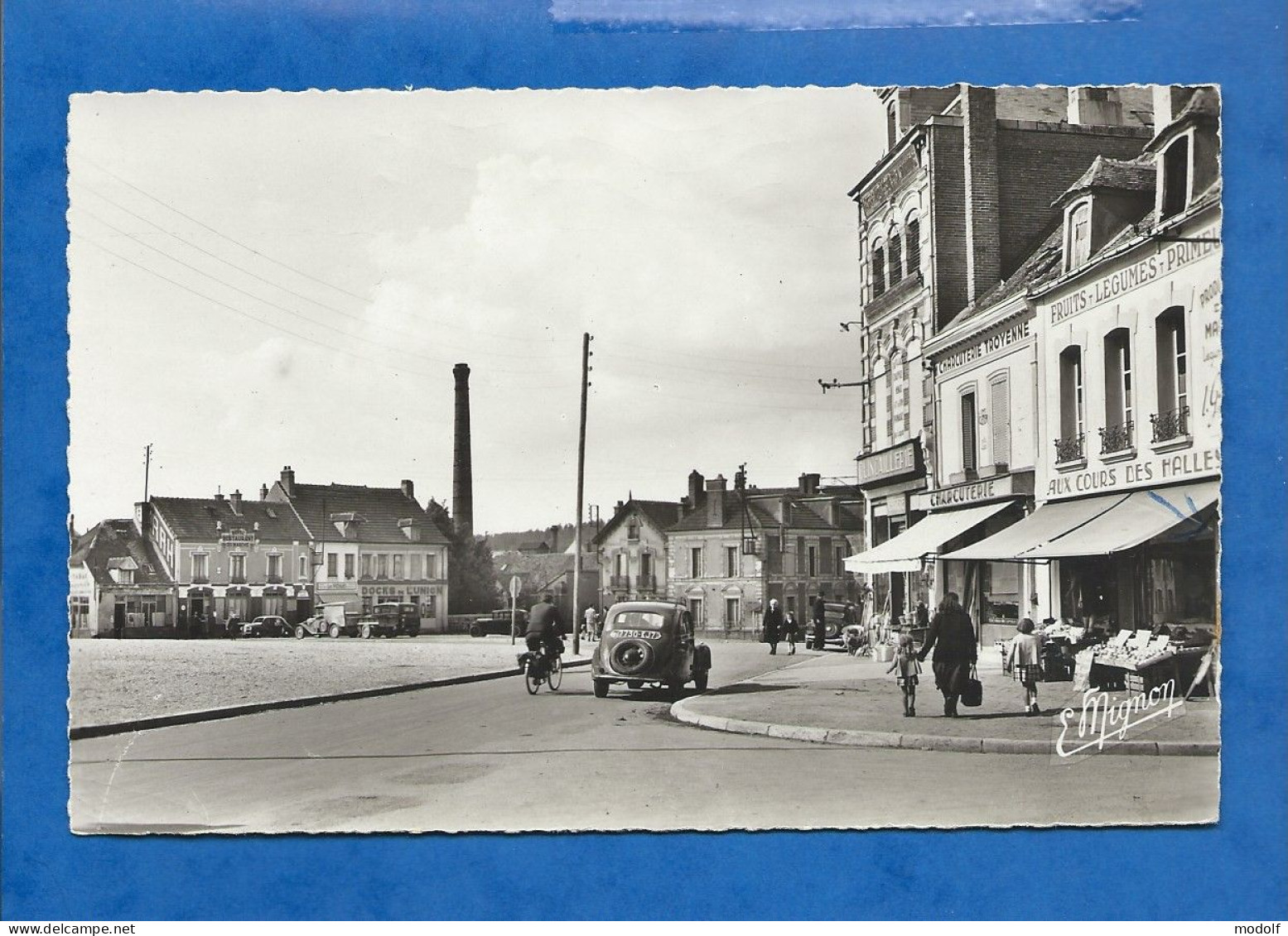 CPA - 10 - Romilly-sur-Seine - Place Des Martyrs - Animée - Circulée - Romilly-sur-Seine