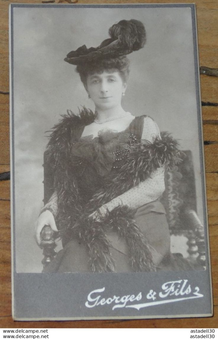 CDV Femme, Mode , Chapeau, Photo GEORGES & Fils A VERSAILLES  .....PHI-Caisse-41.....CDV-143 - Antiche (ante 1900)