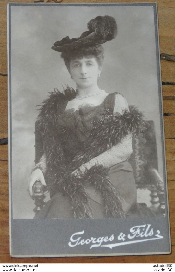 CDV Femme, Mode , Chapeau, Photo GEORGES & Fils A VERSAILLES  .....PHI-Caisse-41.....CDV-143 - Ancianas (antes De 1900)