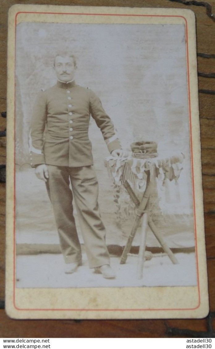 CDV Miltaire Avec "18" Sur Col Je Pense? Et Un Cor Sur La Casquette  .....PHI-Caisse-41.....CDV-137 - Guerre, Militaire