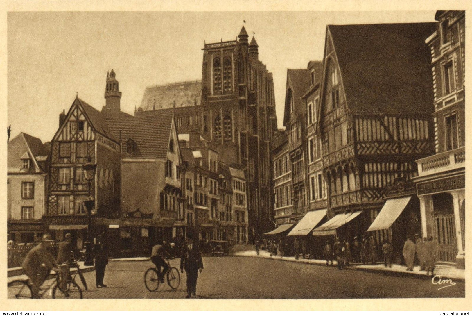 ABBEVILLE - PLACE DE L'AMIRAL COURBET - Abbeville