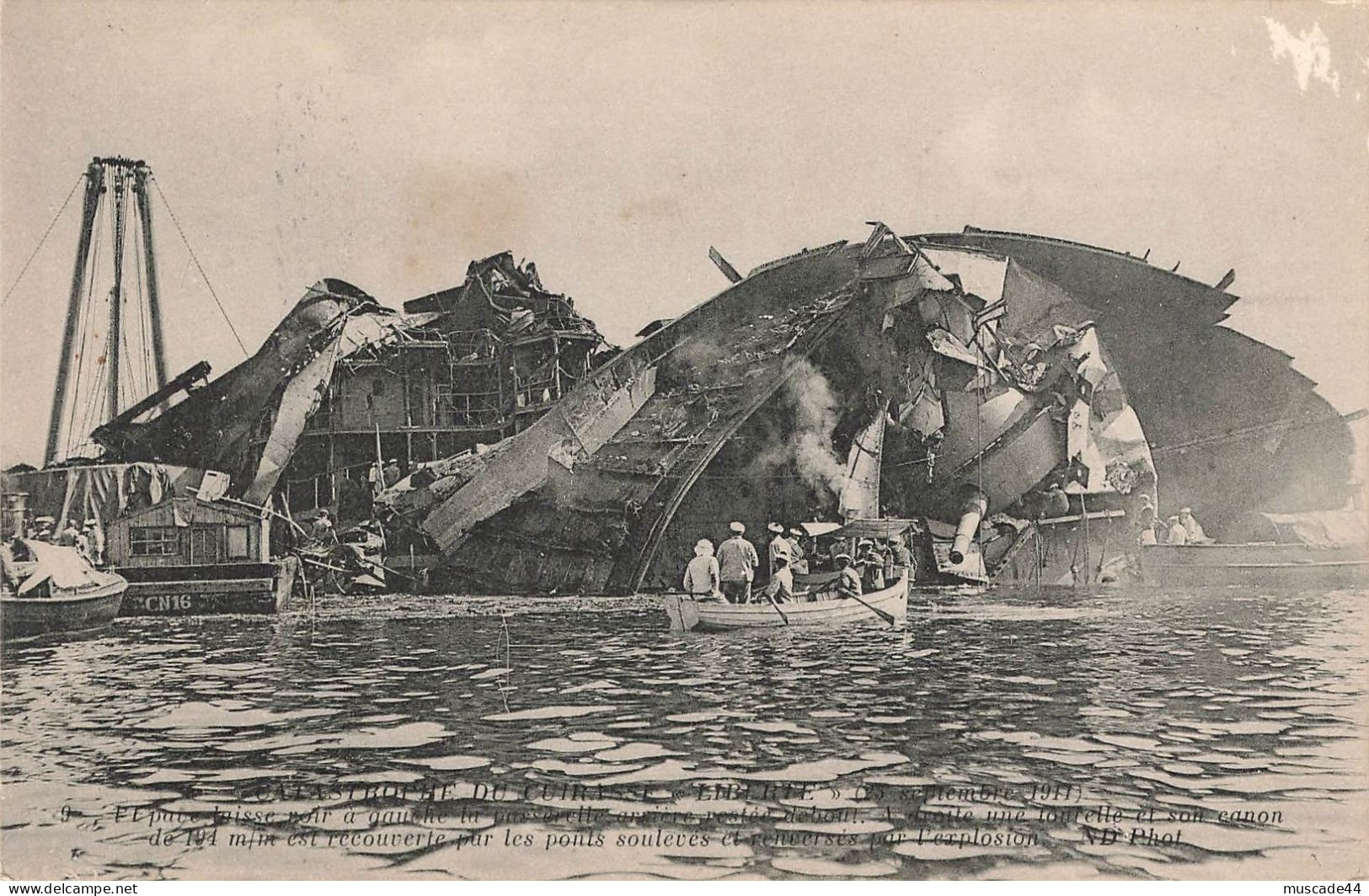 CATASTROPHE DU CUIRASSE LA LIBERTE EPAVE LAISSANT VOIR LA  PASSERELLE UNE TOURELLE ET SON CANON - Warships