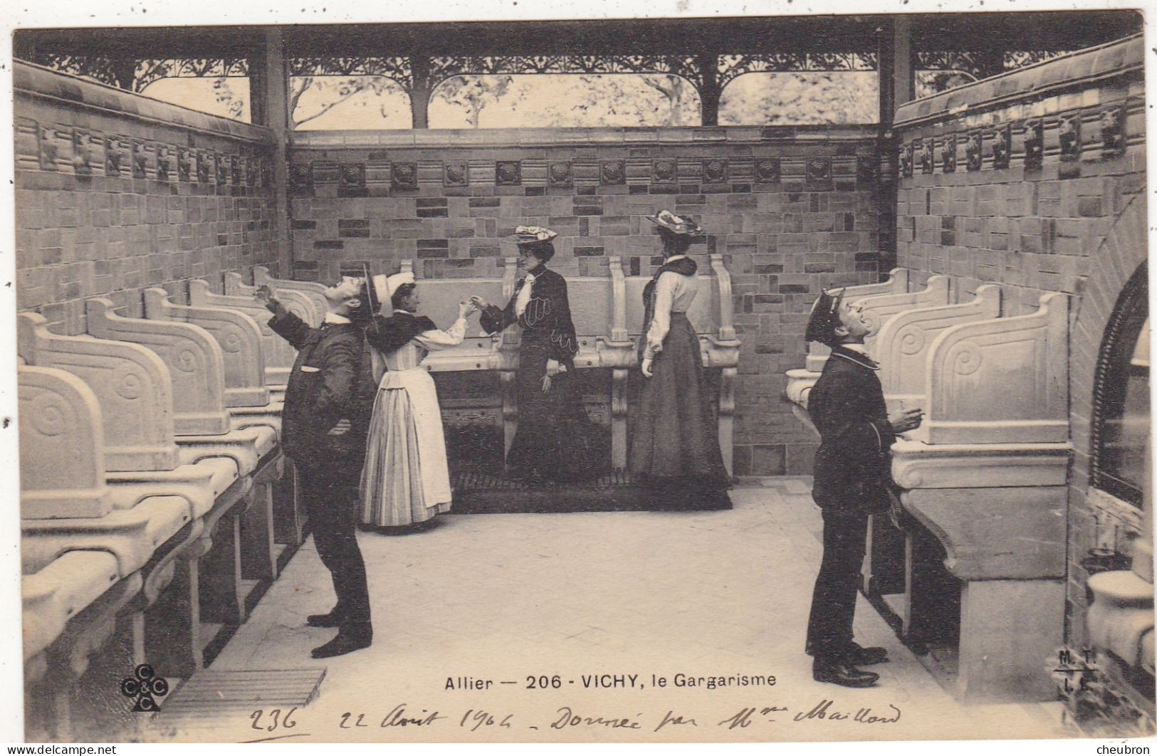 03. VICHY. CPA.. SOURCE  CHOMEL.. LE GARGARISME. ANIMATION. . ELEGANCE. ANNEE 1904 + TEXTE - Vichy