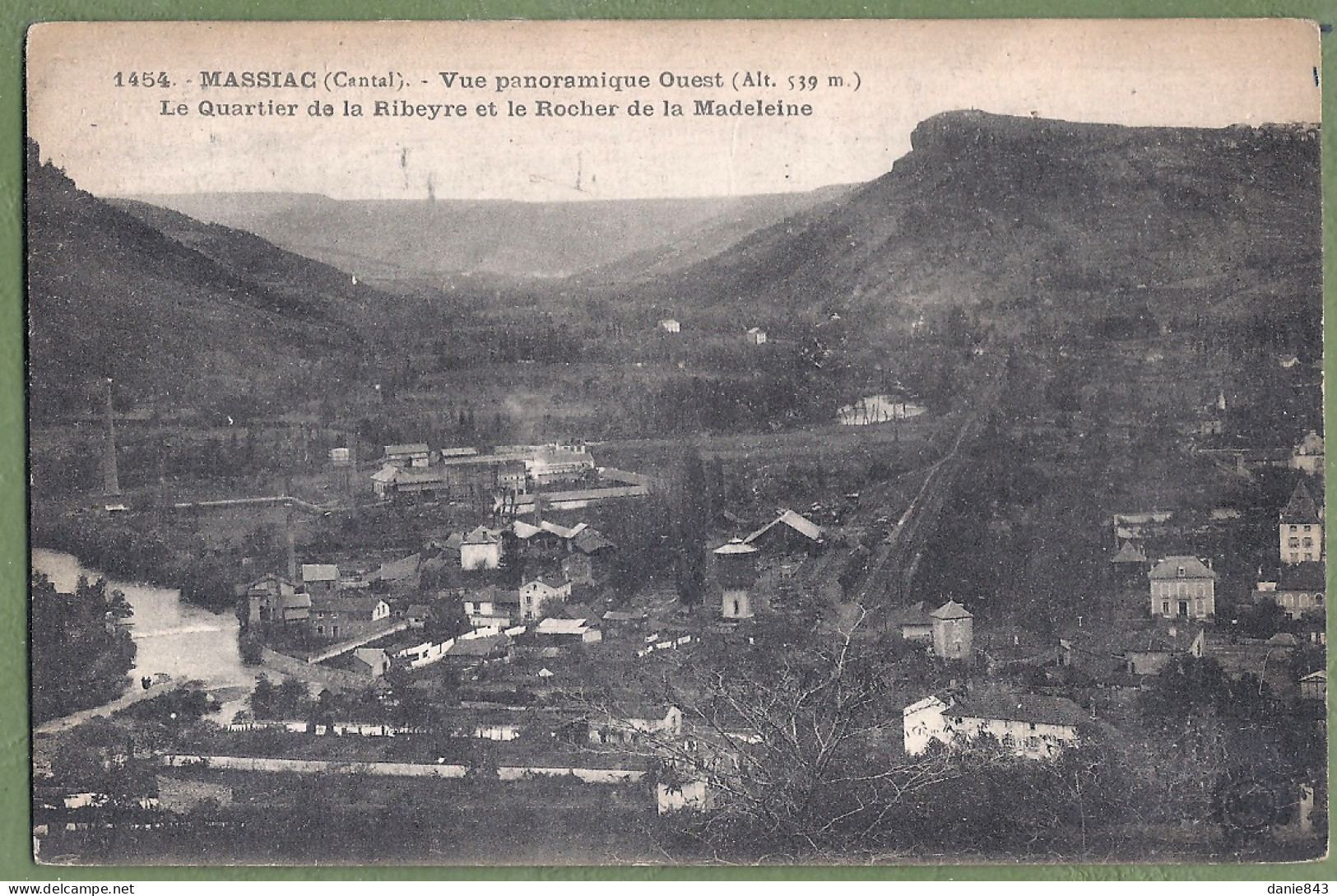 CPA - CANTAL - MASSIAC - VUE PANORAMIQUE OUEST - QUARTIER DE LA RIBEYRE ET ROCHER DE LA MADELEINE - Otros & Sin Clasificación