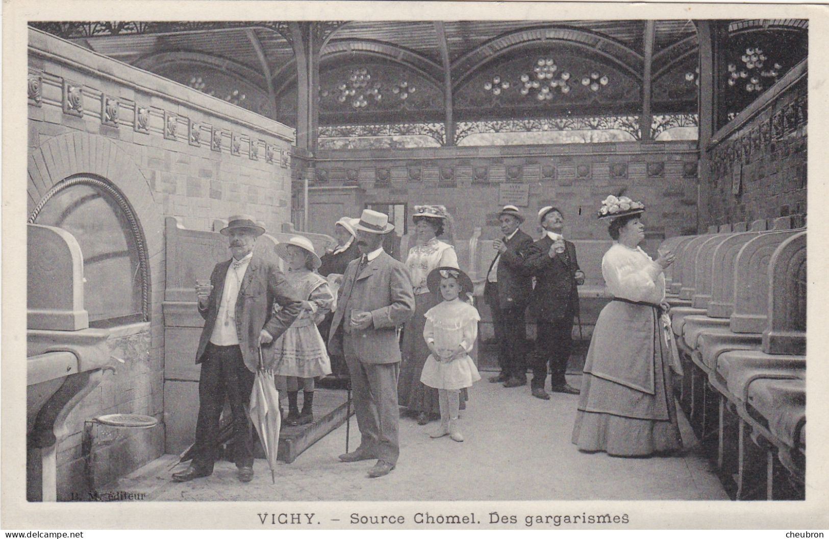 03. VICHY. CPA.. SOURCE  CHOMEL.. DES  GARGARISMES. ANIMATION. . ELEGANCE. ANNEE 1904 + TEXTE - Vichy