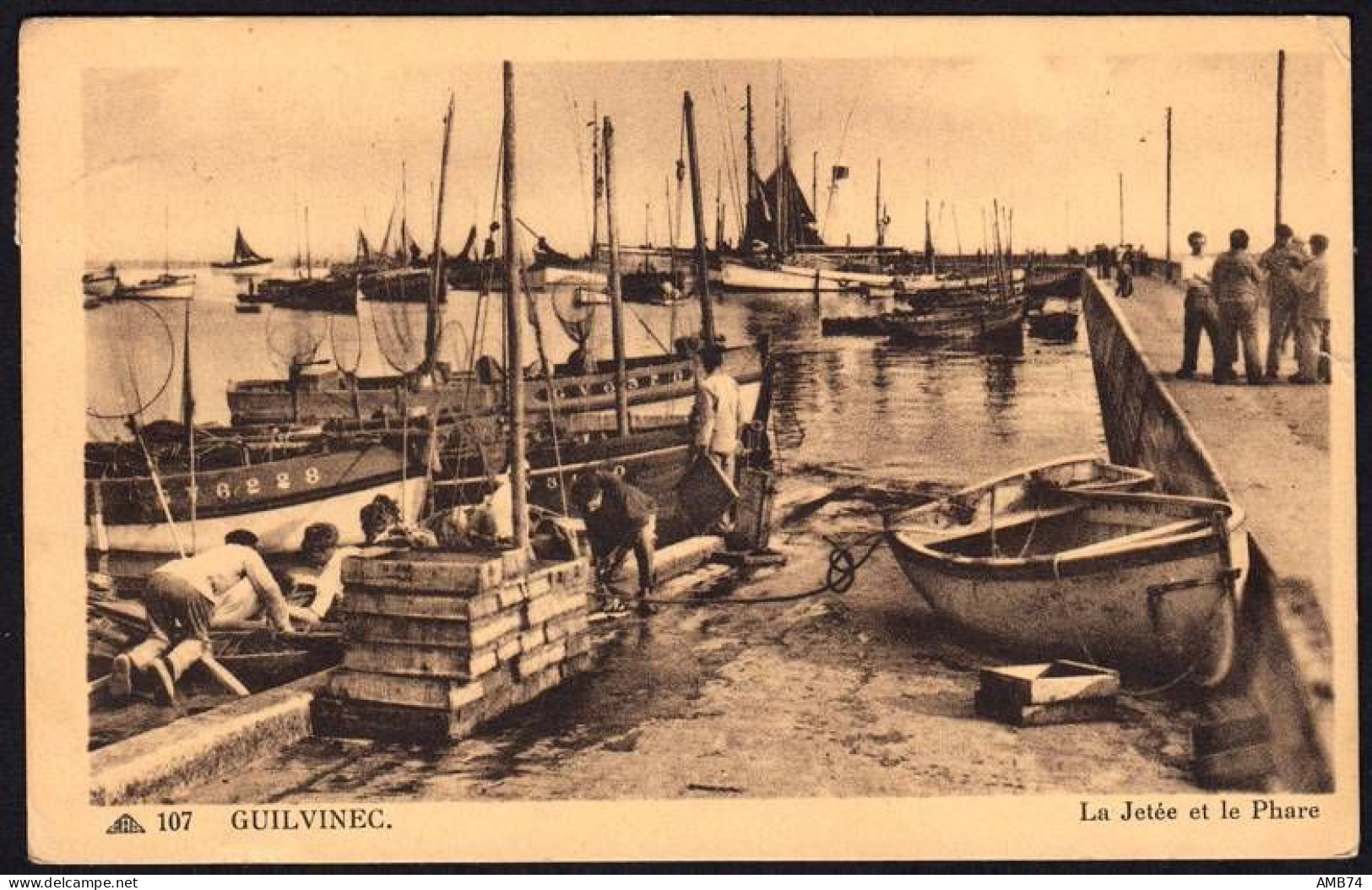 29-0023 - Carte Postale FINISTERE (29) - GUILVINEC - La Jetée Et Le Phare - Guilvinec