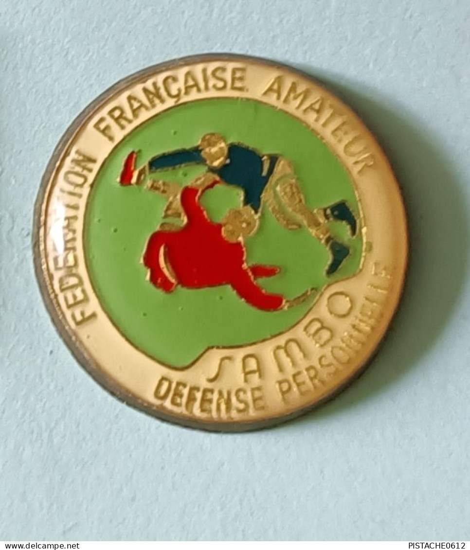 Pin's Sambo Defense Personnelle Fédération Française Amateur - Andere & Zonder Classificatie