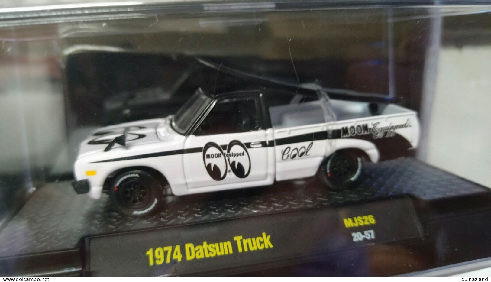 M2 Machines Moon Eyes Equipped 1974 Datsun Truck Mooneyes (NG130) - Autres & Non Classés