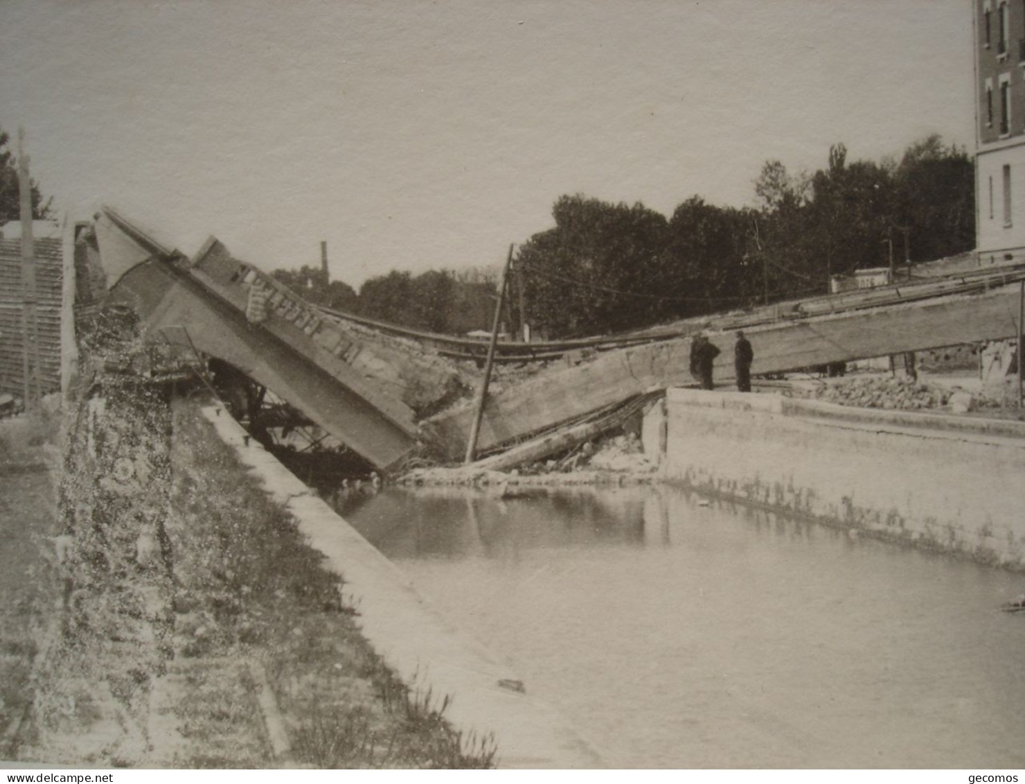 51 - REIMS - Pont Sur La Vesle Détruit Par Fait De Guerre - (Le Familistère Face Au Méridional)... - Reims