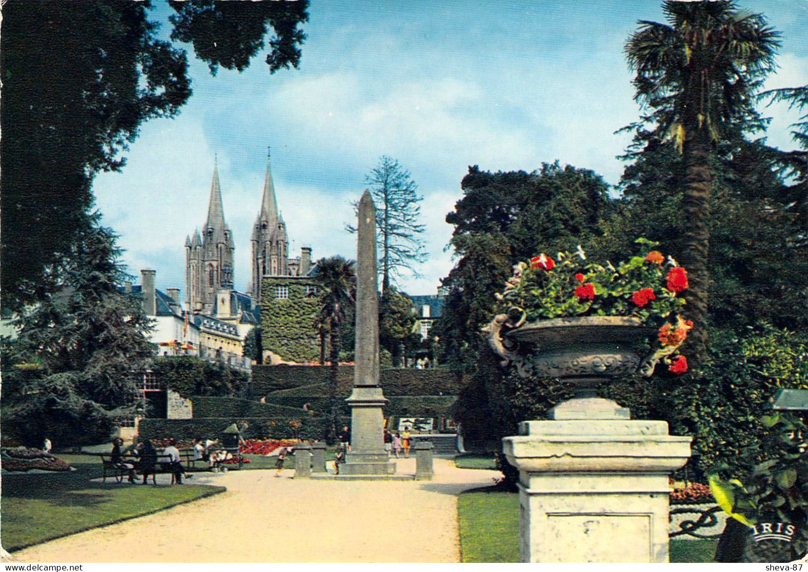 50 - Coutances - Le Jardin Public Et La Cathédrale - Coutances