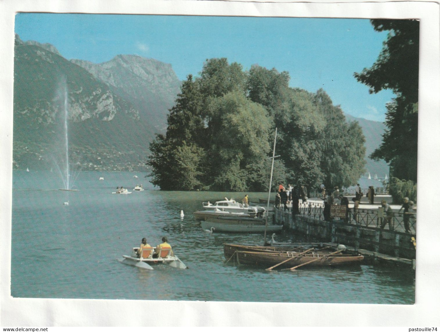 CPM.15 X 10,5 - LAC  D'ANNECY  -  Le Lac à Annecy  - L'Ile Des Cygnes - La Tournette Et Les Jets D'eau Lumineux Le Soir. - Annecy