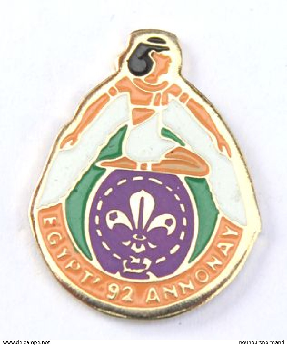 Pin's Scout De France - EGYPT'92 ANNONAY - Peinture Egyptienne - Pin's Service - N204 - Associations