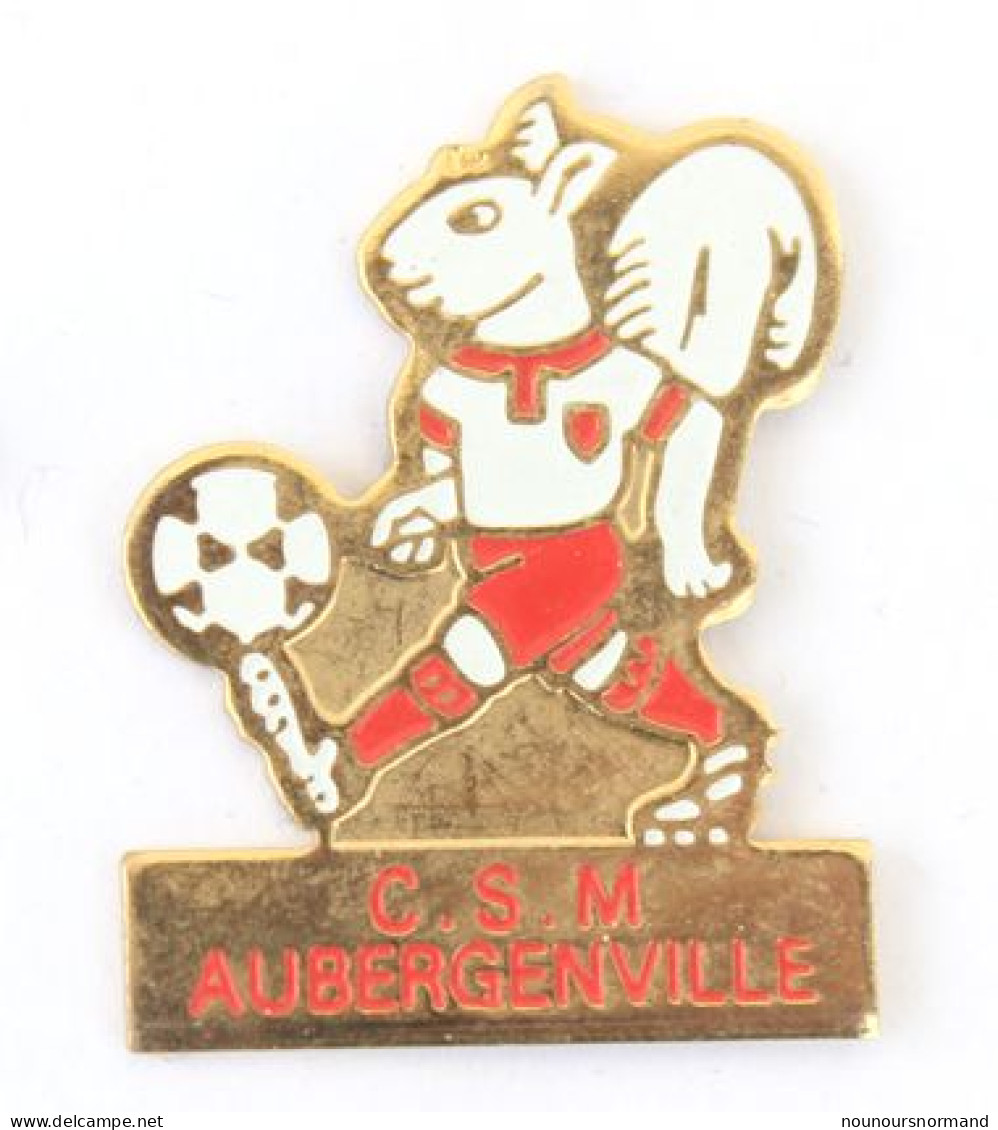 Pin's Aubergenville (78) - C.S.M AUBERGENVILLE - Ecureuil Footballeur En Rouge Et Blanc - Decco Design - N209 - Voetbal