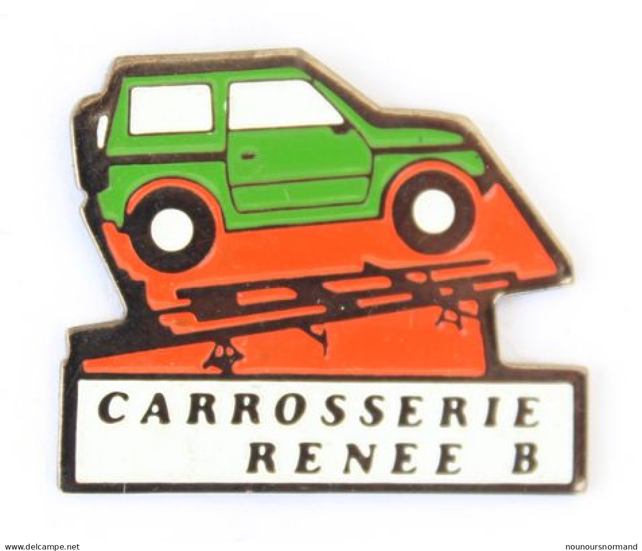 Pin's  CARROSSERIE RENEE B - Voiture Verte Sur Le Pont  - N214 - Other & Unclassified