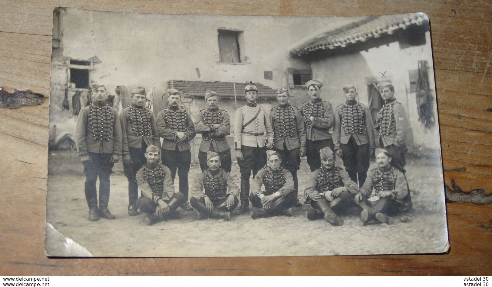 Carte Photo Militaires Avec "13" Sur Le Col Cantonnés A MONTLUEL  ........... AO-14976 - Montluel