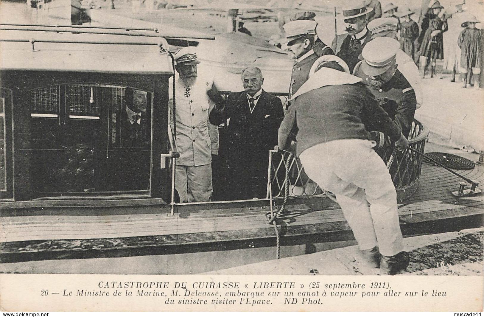 CATASTROPHE DU CUIRASSE LIBERTE - LE MINISTRE DE LA MARINE M. DELCASSE EMBARQUE SUR UN CANOT A VAPEUR - Warships