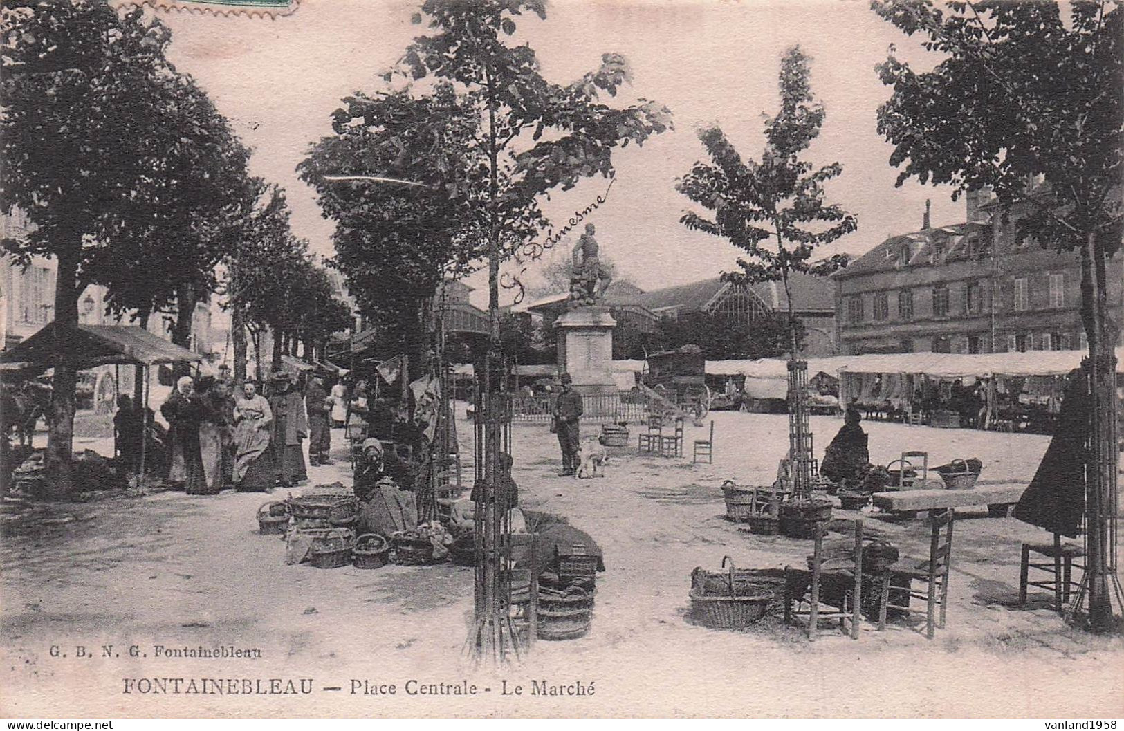 FONTAINEBLEAU-place Centrale,le Marché - Fontainebleau