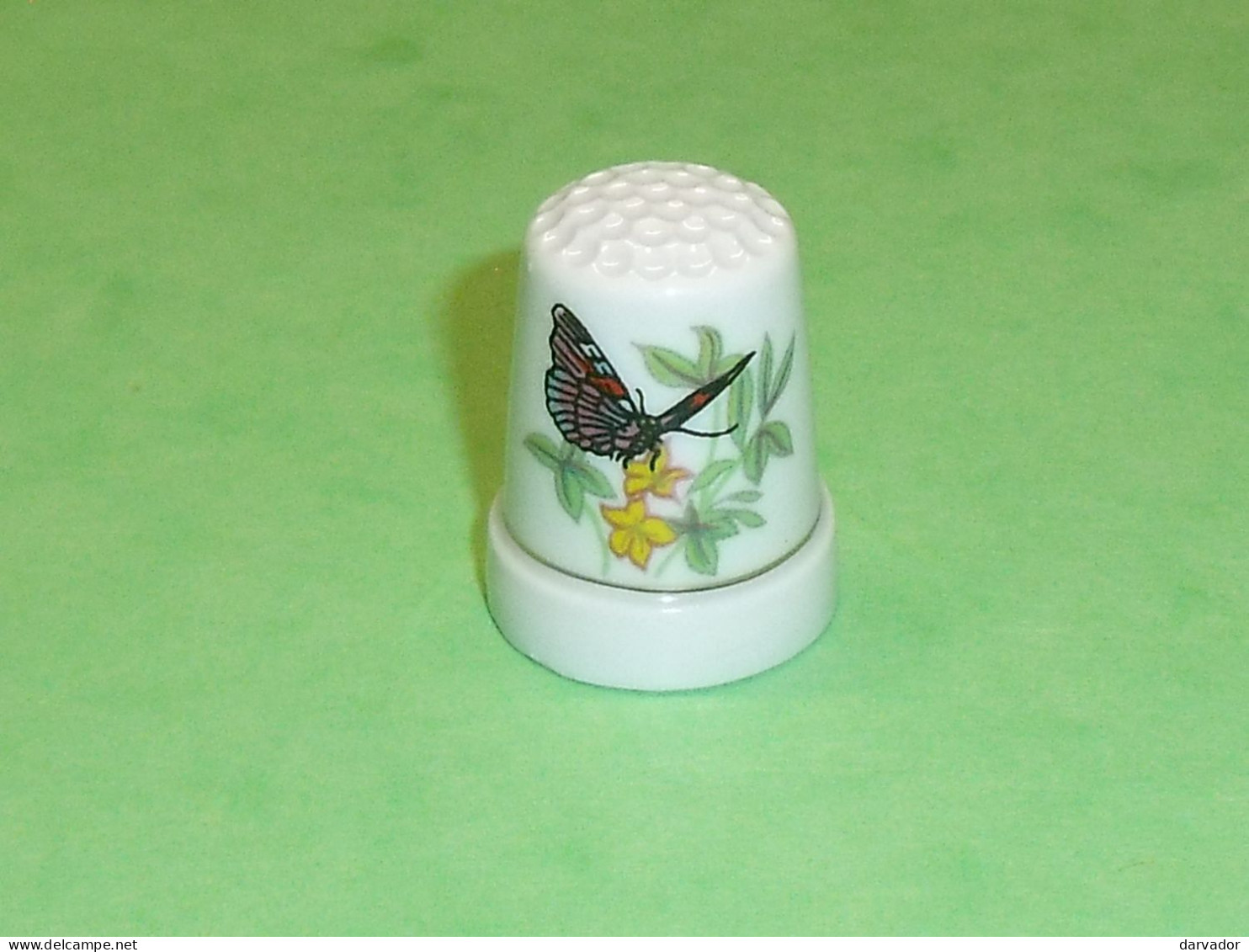 TB110C / Dé /Dés à Coudre / Animaux : Papillon - Thimbles