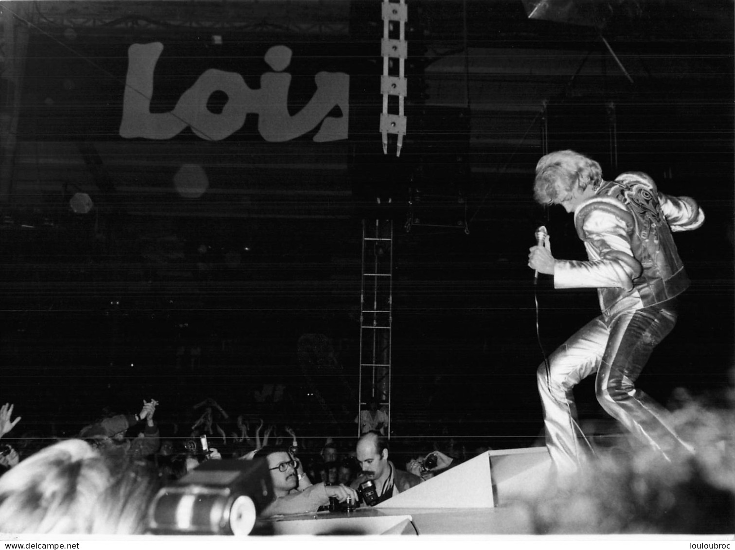 JOHNNY HALLYDAY 1979 AU PAVILLON DE PARIS  PHOTO DE PRESSE  24X18CM - Famous People