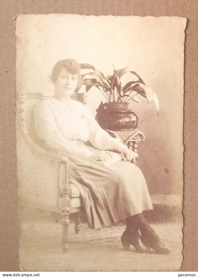 Femme Assise Dans Un Fauteuil (Metz 24 Octobre 1920) - Metz