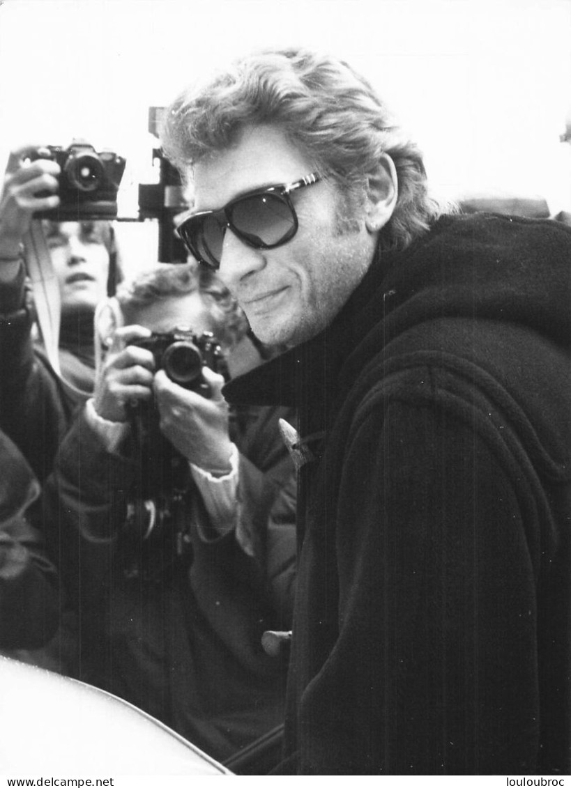 JOHNNY HALLYDAY 1985 RENTREE AU ZENITH RETARDEE SUITE A SON ETAT DE SANTE PHOTO DE PRESSE  24X18CM - Beroemde Personen