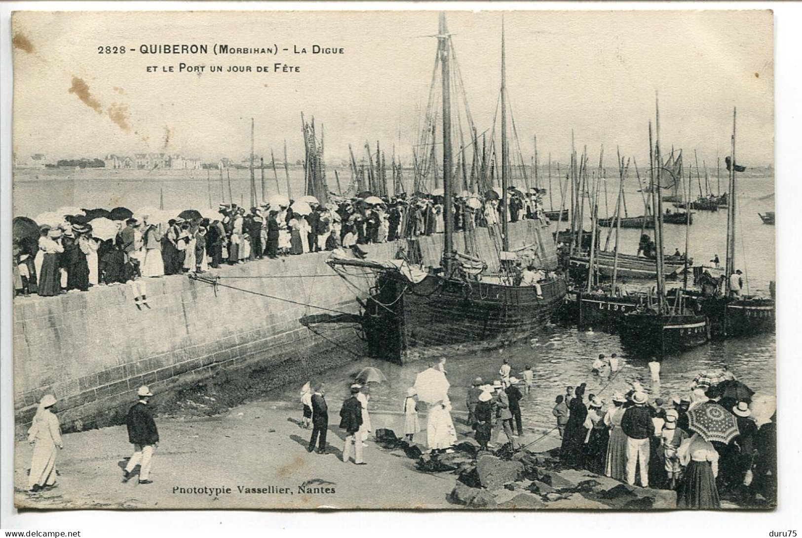 CPA Voyagé * QUIBERON La Digue Et Le Port Un Jour De Fête ( Grosse Animation Bateaux ) Vasselier - Quiberon