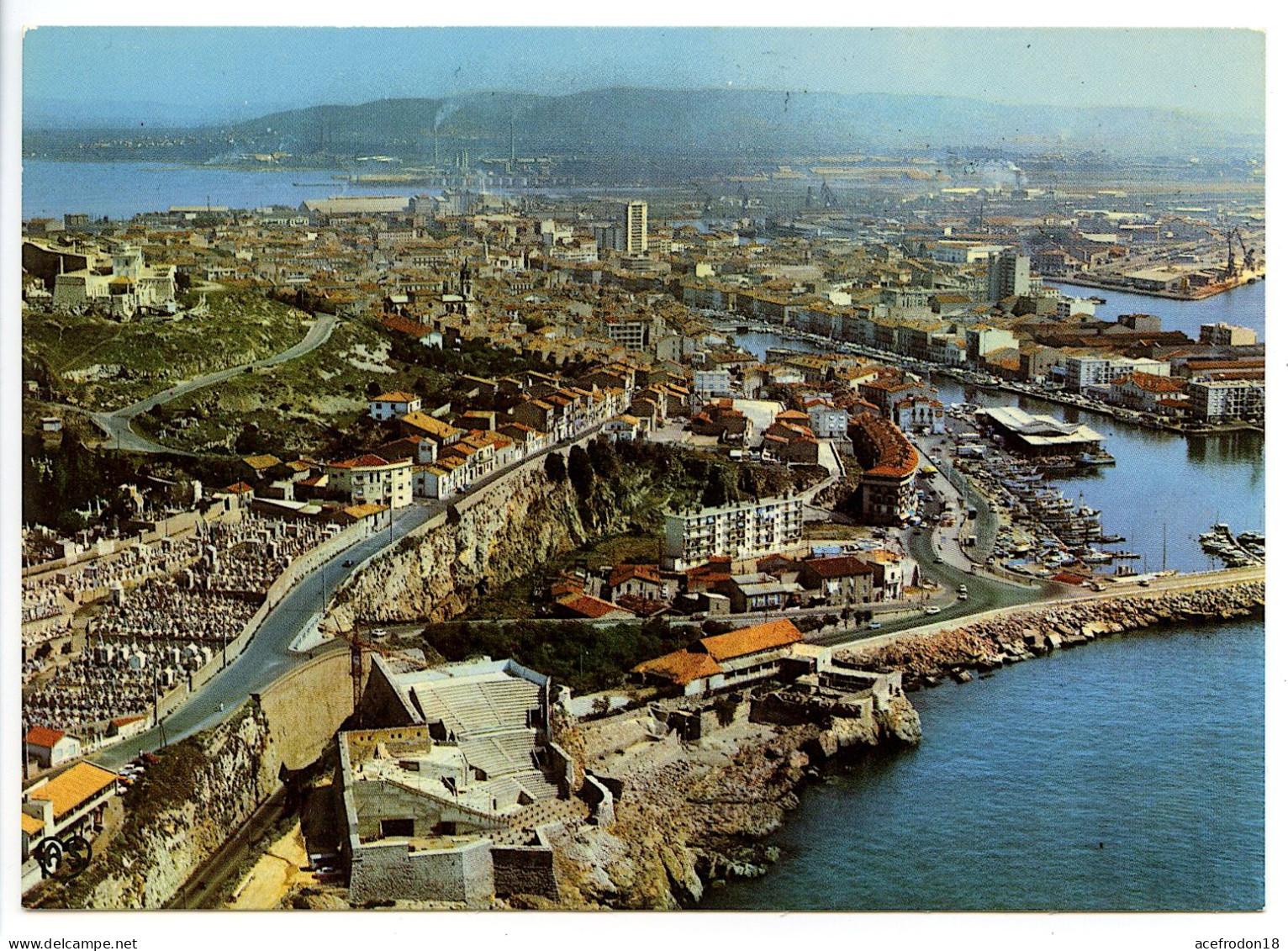 Sète - Vue Panoramique Aérienne Sur Le Théâtre De La Mer, Le Cimetière Marin, La Consigne Et La Ville - Sete (Cette)