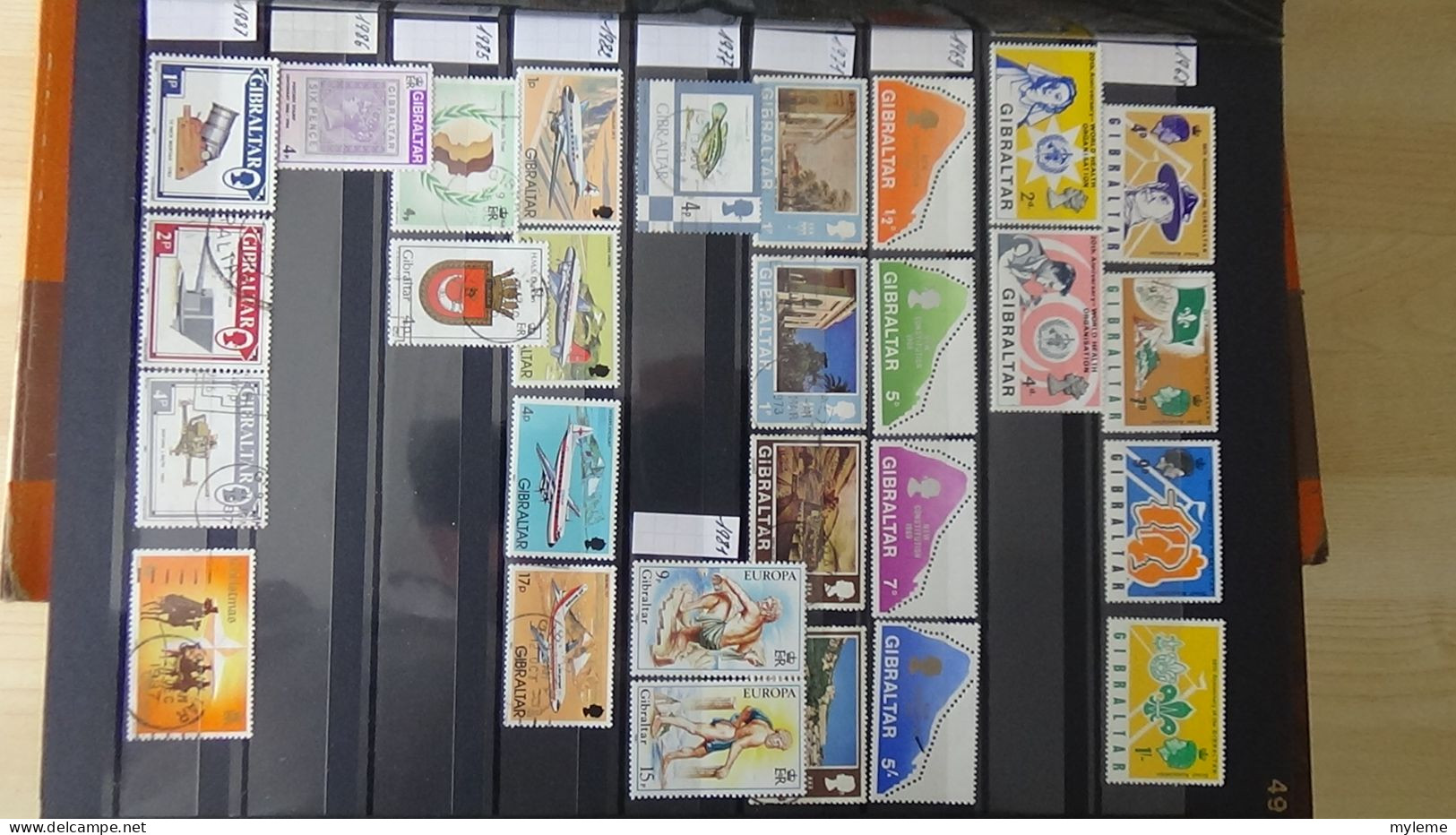 BF44 Bel ensemble de timbres de divers pays dont PA 15 * signé  voir scan. Cote 800 euros