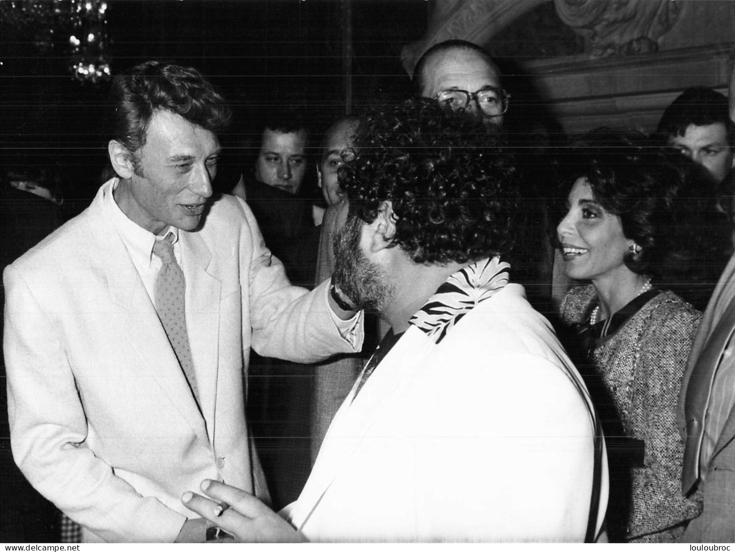 JOHNNY HALLYDAY 1985 AVEC CARLOS APRES SA REMISE DE LA PLAQUE DU BIMILLENAIRE  PHOTO DE PRESSE  24X18CM - Personalidades Famosas