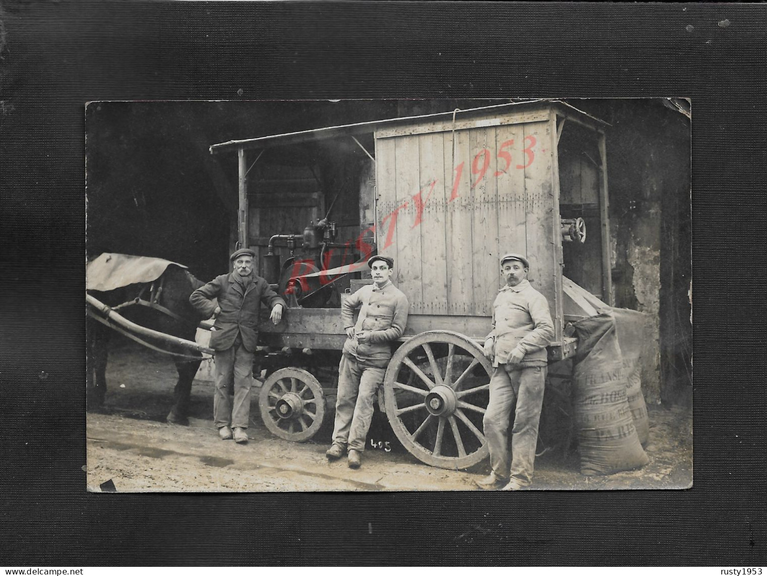 CARTE PHOTO MARCHAMDS AMBULANTS PERSONNAGES ATTELAGE CHARRETTE ALAMBIC ALCOOL PHOTO COURBET ZIMMY SUR SAC À PARIS : - Street Merchants