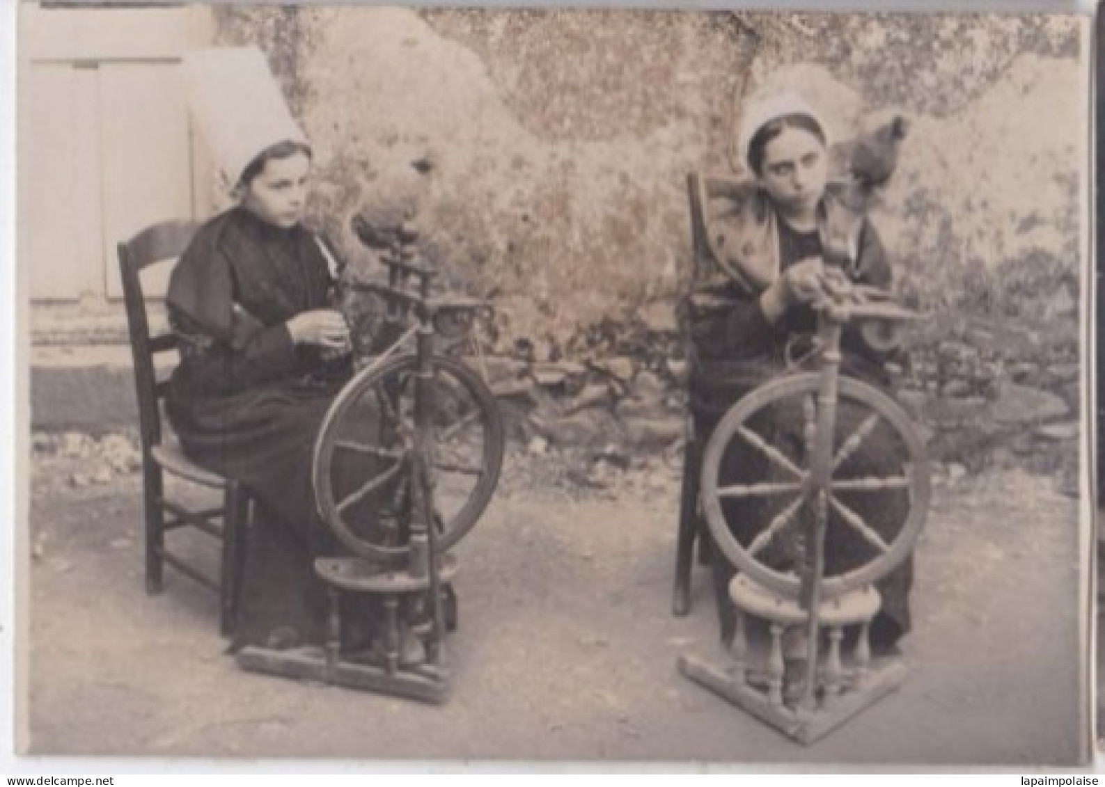 Carte Photo Vendée Montournais Jeunes Filles En Costume Régional Fileuse Rouet Et Quenouille  Réf 29904 - Plaatsen