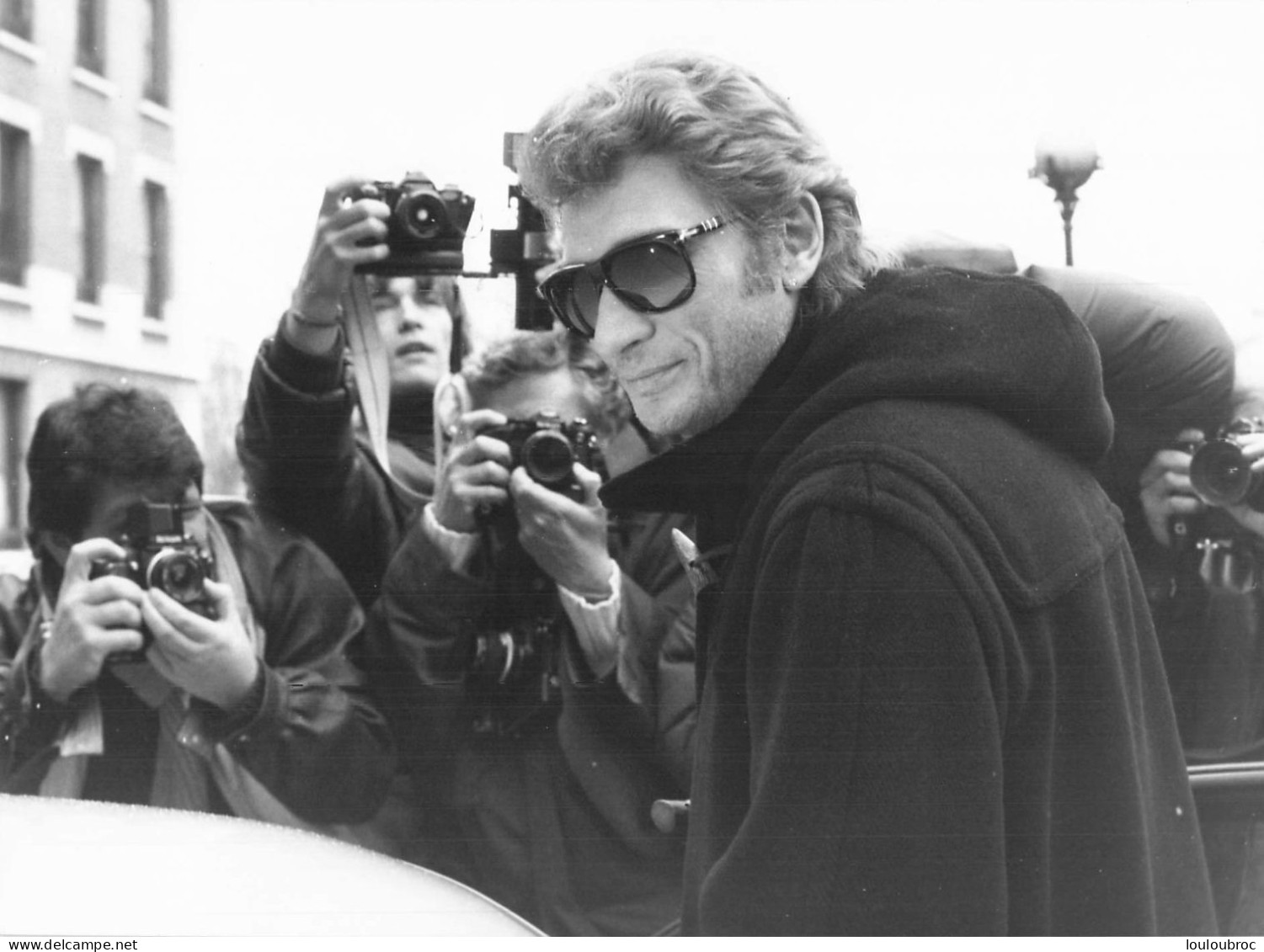 JOHNNY HALLYDAY 1985 A SA SORTIE DE L'HOPITAL AMERICAIN DE NEUILLY   PHOTO DE PRESSE  24X18CM - Personalità