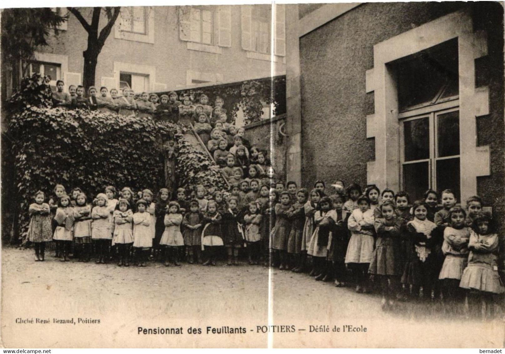 86 . POITIERS . PENSIONNAT DES FEUILLANTS . DEFILE DE L ECOLE     (Trait Blanc  Pas Sur L'original ) - Poitiers