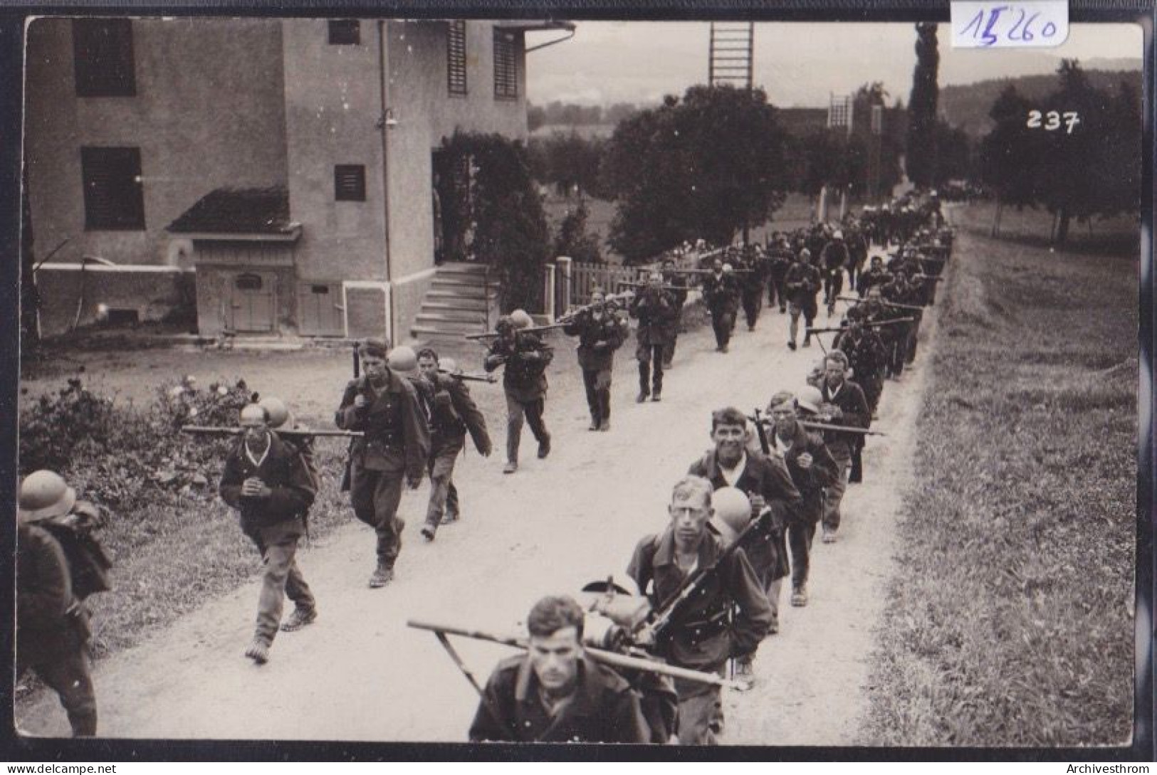 Environs D'Aarau Marche De Soldats En Double Colonne, Devant Une Maison (15'260) - Andere & Zonder Classificatie