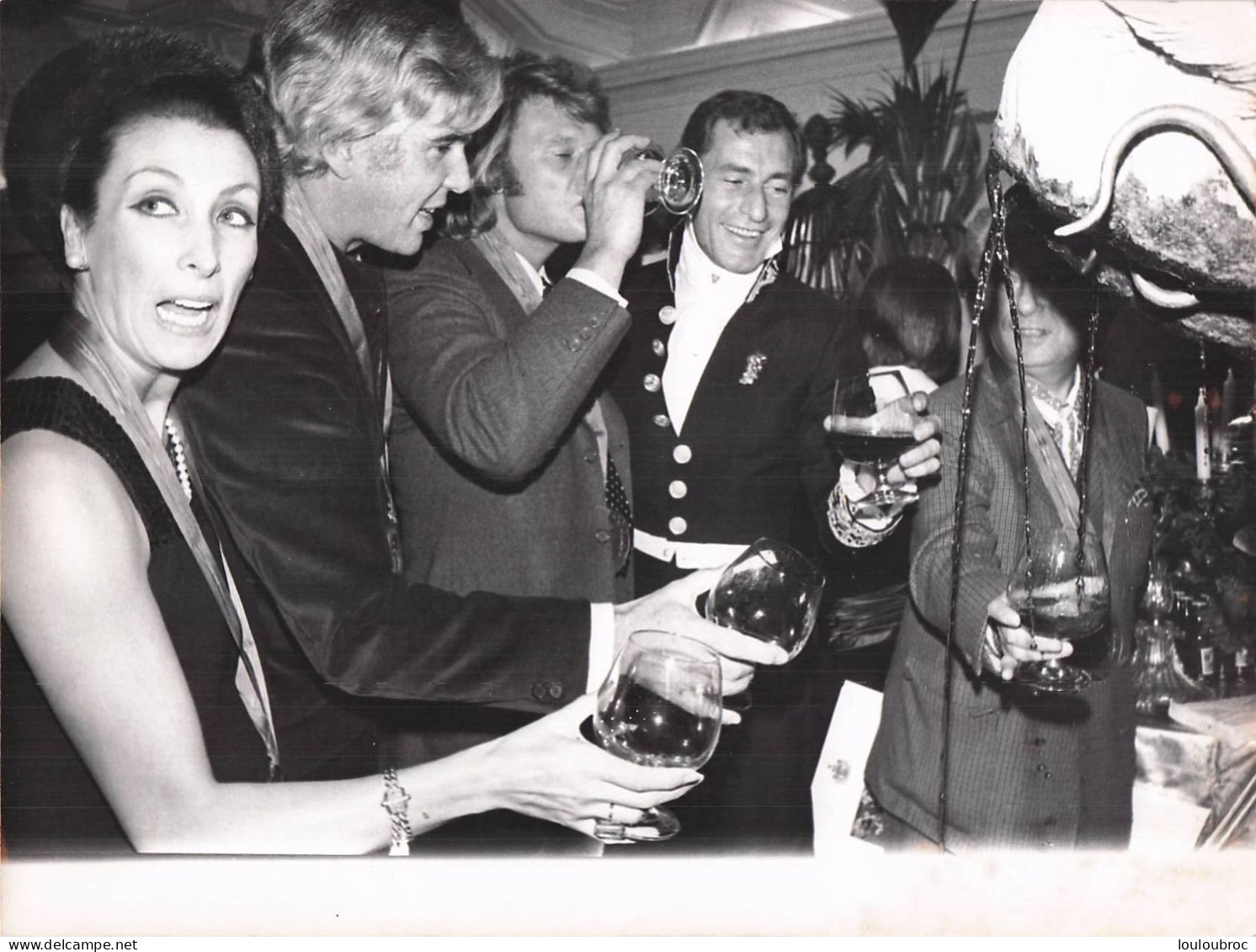 JOHNNY HALLYDAY 1973 LE COGNAC COULE A FLOT CONFRERIE DES ARTS BARON OTARD PHOTO DE PRESSE  24X18CM - Famous People