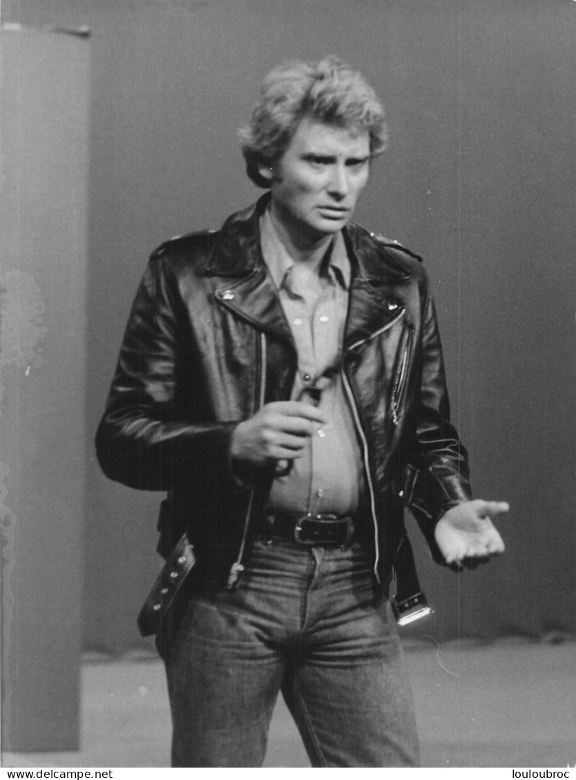 JOHNNY HALLYDAY 1975 BUTTES CHAUMONT PERIODE BLOUSON NOIR PHOTO DE PRESSE  24X18CM R2 - Célébrités