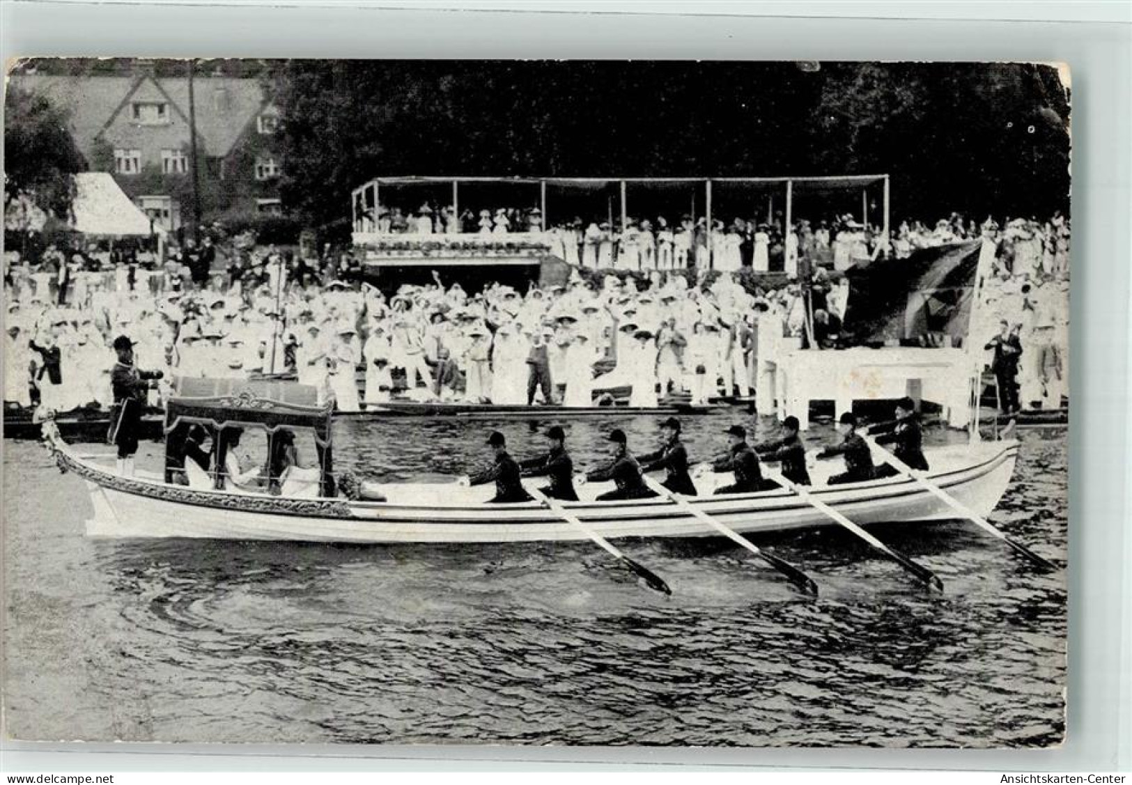 10676405 - Henleys Royal Regatta - State Barge Passing Down The Course - Familles Royales