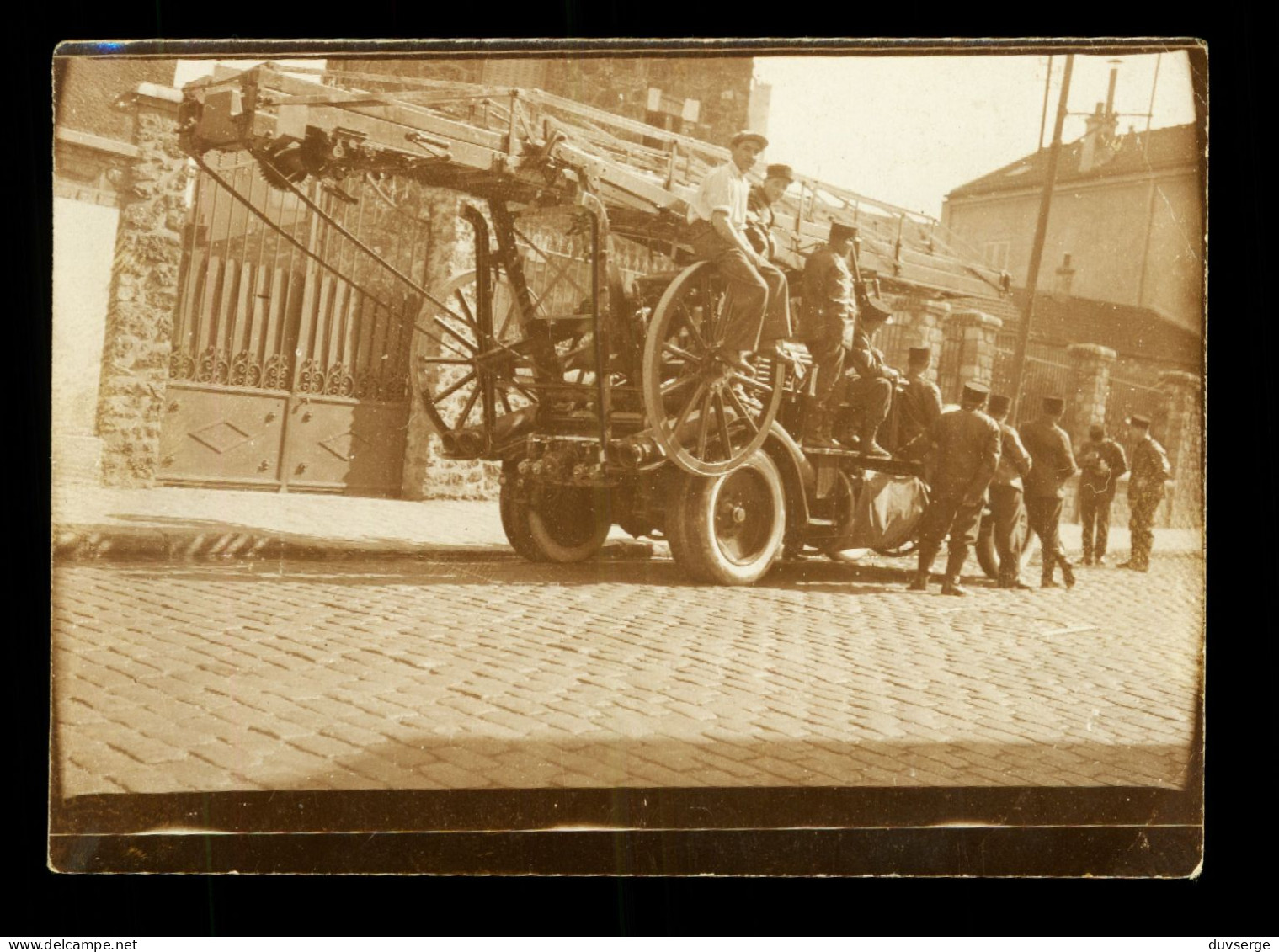 Petite Photo Ancienne Camion De Pompier  Avec Grande Echelle Et Pompiers ( Format 6,5cm X 9cm ) - Auto's