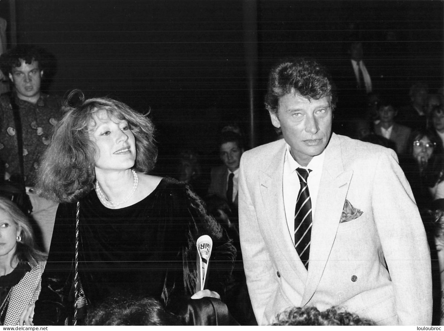 JOHNNY HALLYDAY 1983 AVEC NATHALIE BAYE APRES SON OPERATION AU THEATRE OU JOUE ANNIE GIRARDOT PHOTO DE PRESSE  24X18CM - Célébrités