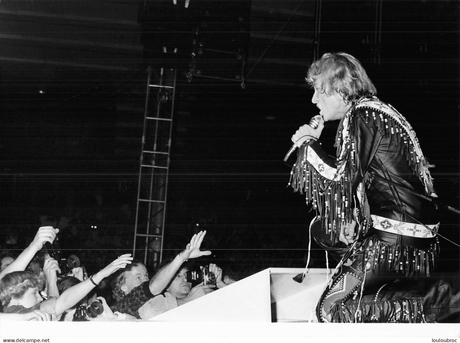 JOHNNY HALLYDAY 1979 AU PAVILLON DE PARIS PHOTO DE PRESSE  24X18CM - Personalità