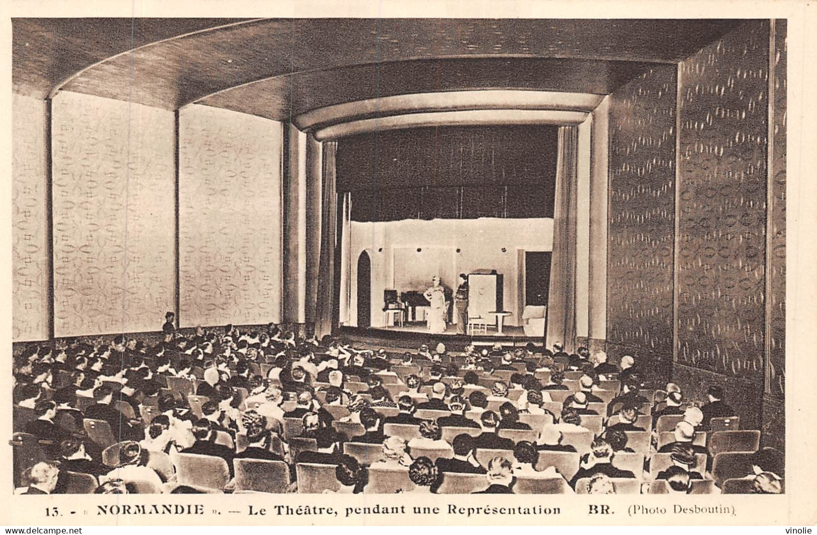 24-5260 :  COMPAGNIE GENERALE TRANSATLANTIQUE. PAQUEBOT  NORMANDIE. LA SALLE DE THEATRE PENDANT UNE REPRESENTATION - Steamers