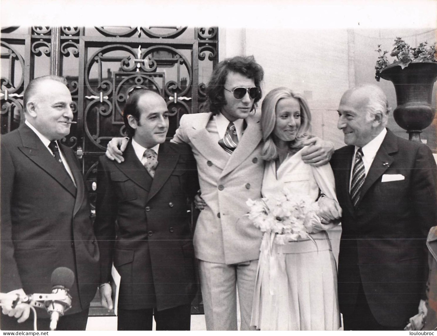 JOHNNY HALLYDAY 1972 AVEC BRUNO COQUATRIX AU MARIAGE DE JEAN PIERRE BLOCH  PHOTO DE PRESSE  24X18CM - Famous People