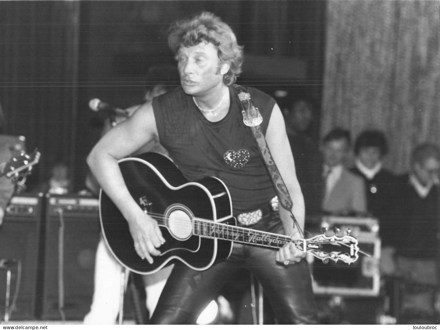 JOHNNY HALLYDAY 1982 AU LIDO APRES SA SEPARATION D'AVEC SA FEMME BABETTE  PHOTO DE PRESSE  24X18CM - Berühmtheiten