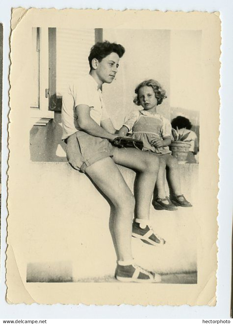 Snapshot Superbe Jeune Homme Garçon Short Fille Enfant Composition Trio 50s Playboy Iconique Basket - Personnes Anonymes