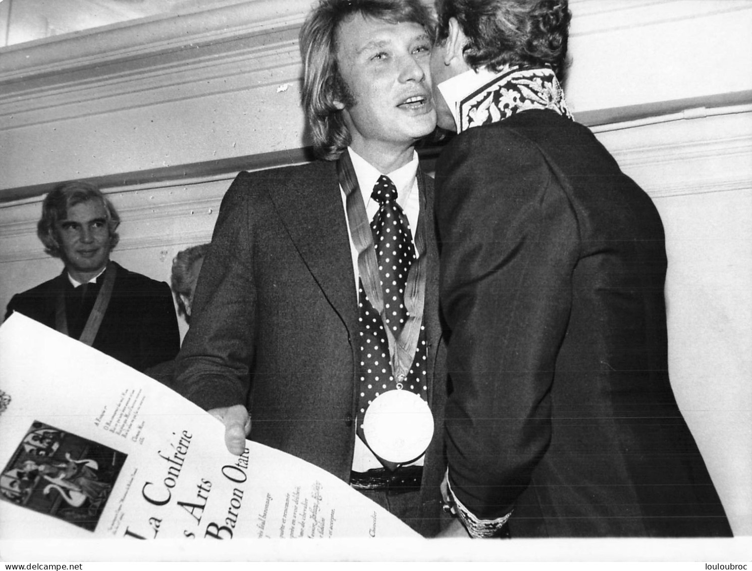 JOHNNY HALLYDAY 1973 CHEVALIER DE LA NOUVELLE CONFRERIE DES ARTS BARON OTARD  PHOTO DE PRESSE  24X18CM - Famous People