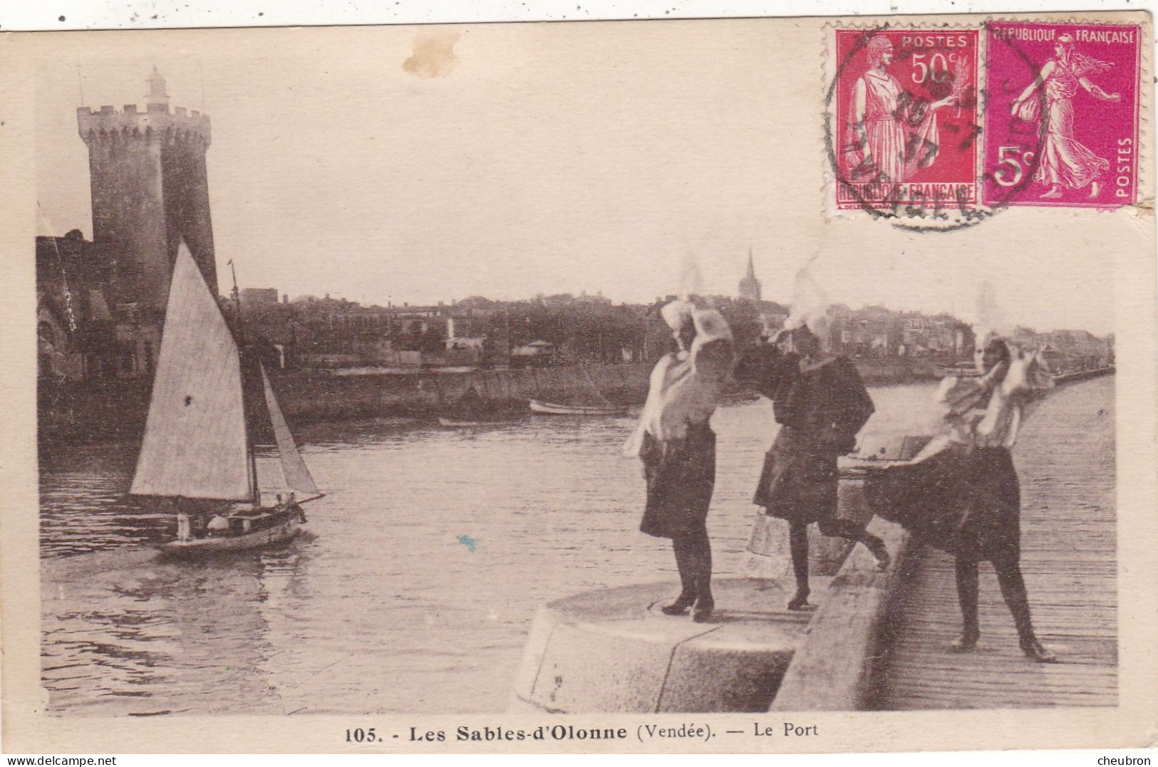 85. LES SABLES D'OLONNE .CPA. LE PORT..LE CHENAL.BATEAU DEVANT LA TOUR D'ARUNDEL.SABLAISES SUR LA JETEE.ANNEE 1937+TEXTE - Sables D'Olonne