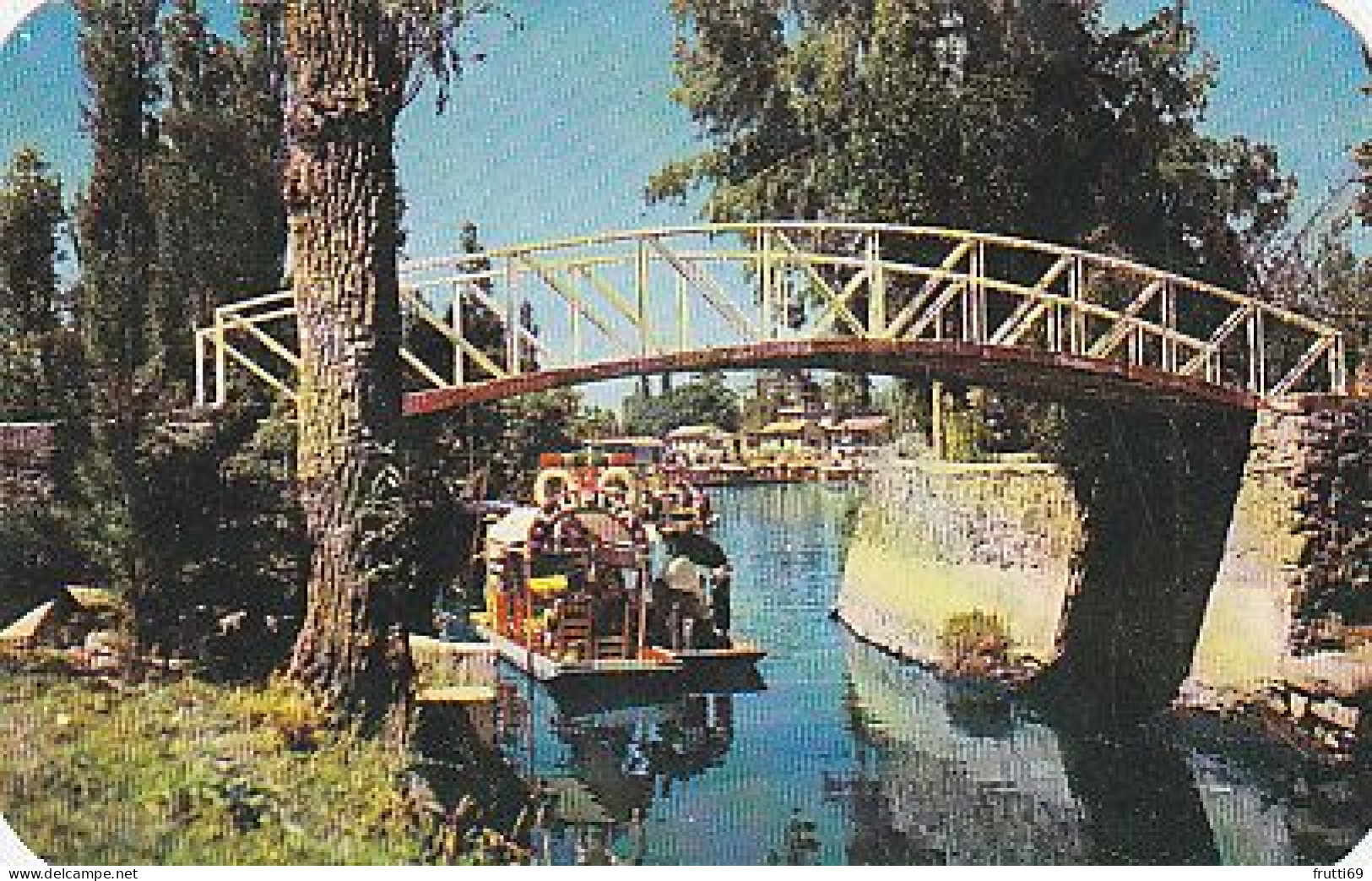 AK 215434 MEXICO - Mexico D. F. - Chinampa En El Canal De Xochimilco - Mexiko