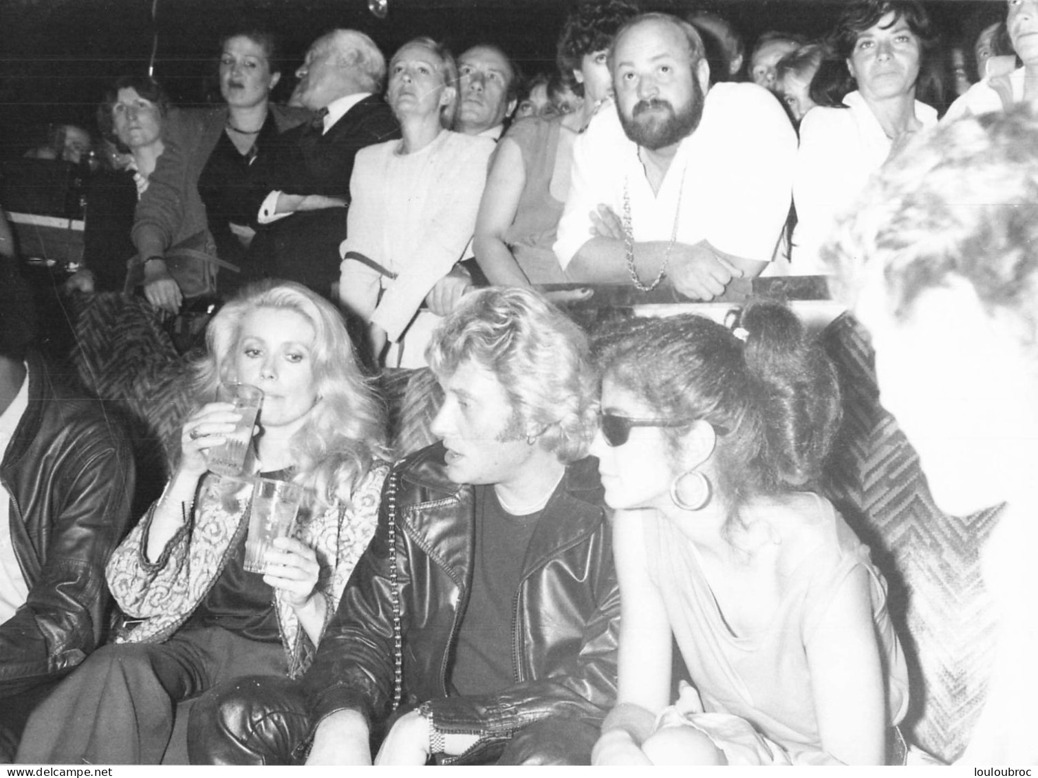 JOHNNY HALLYDAY 1980 AU MARTIN'S 37em ANNIVERSAIRE  AVEC CATHERINE DENEUVE ET 1 AMIE PHOTO DE PRESSE  24X18CM - Famous People