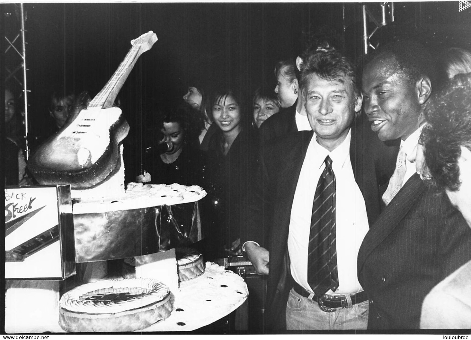 JOHNNY HALLYDAY 1989 INAUGURE LE BACK STREET CABARET DE SON ANCIEN GARE DU CORPS PHOTO DE PRESSE  24X18CM - Beroemde Personen